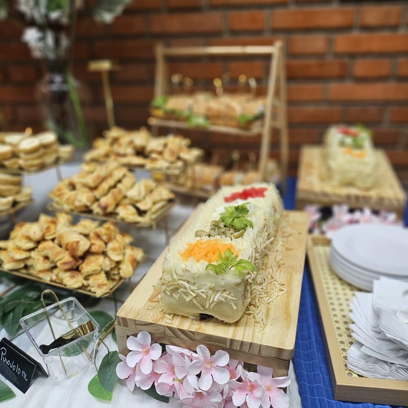 Bolo salgado decorado com salgados finos