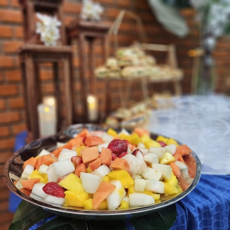 Salada de frutas colorida em close