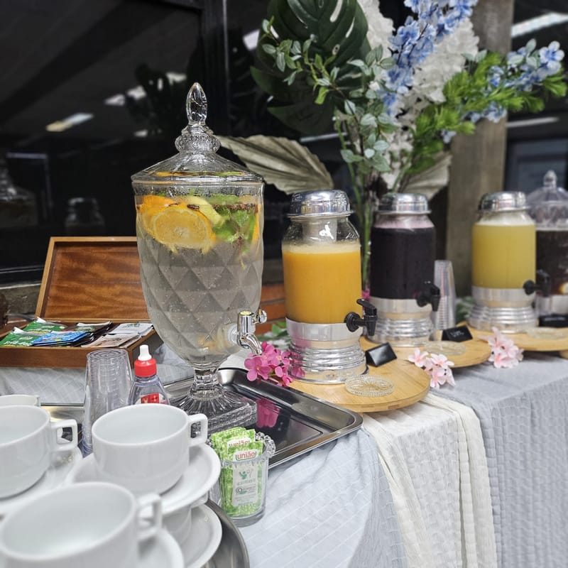 Água infusionada e estação de sucos