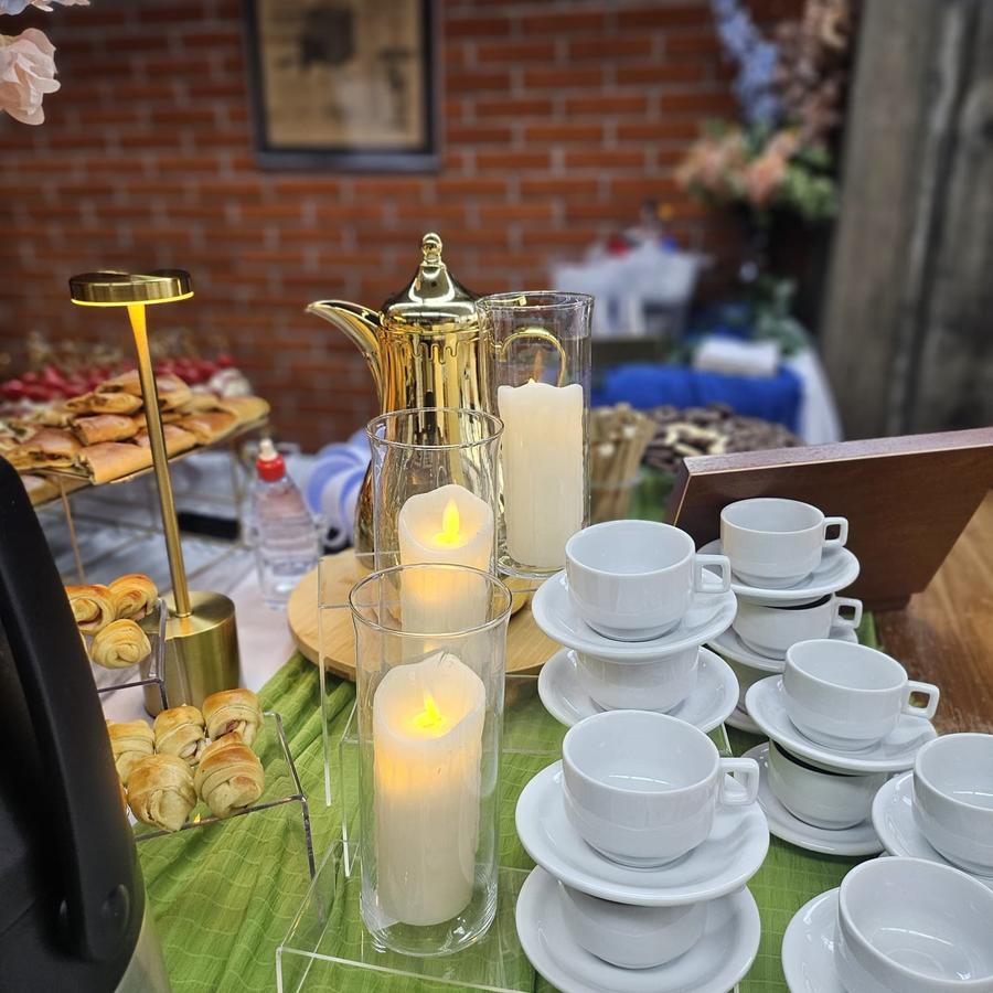 Detalhe das xícaras e bule