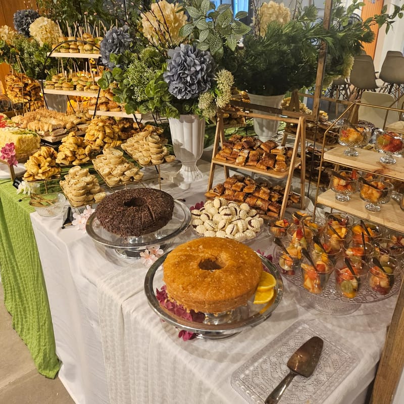 Mesa farta de coffee break para evento empresarial de grande porte