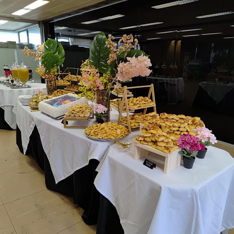 Mesa clássica de coffee break corporativo montada para evento na Tijuca, Zona Norte do RJ