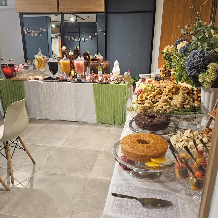 Mesa de coffee break completa