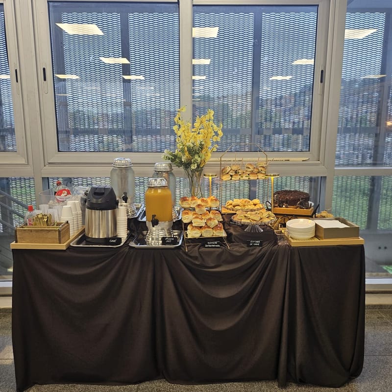 Mesa corporativa com toalha preta e dourado