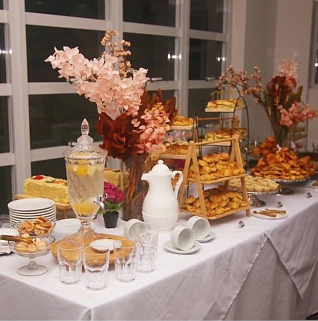 Mesa elegante com flores