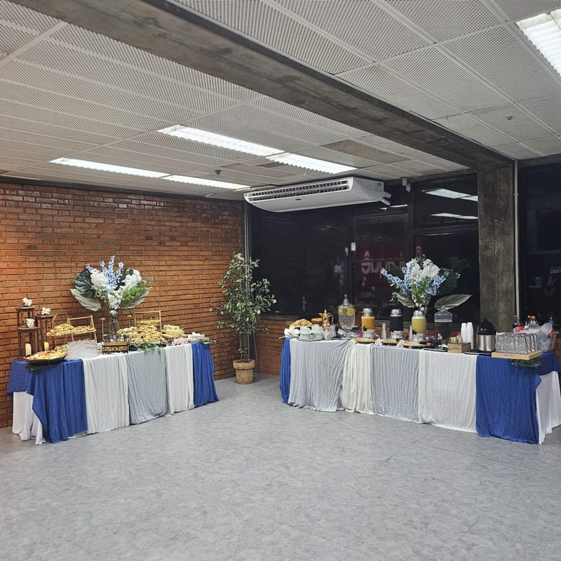 Evento corporativo com decoração azul e branca