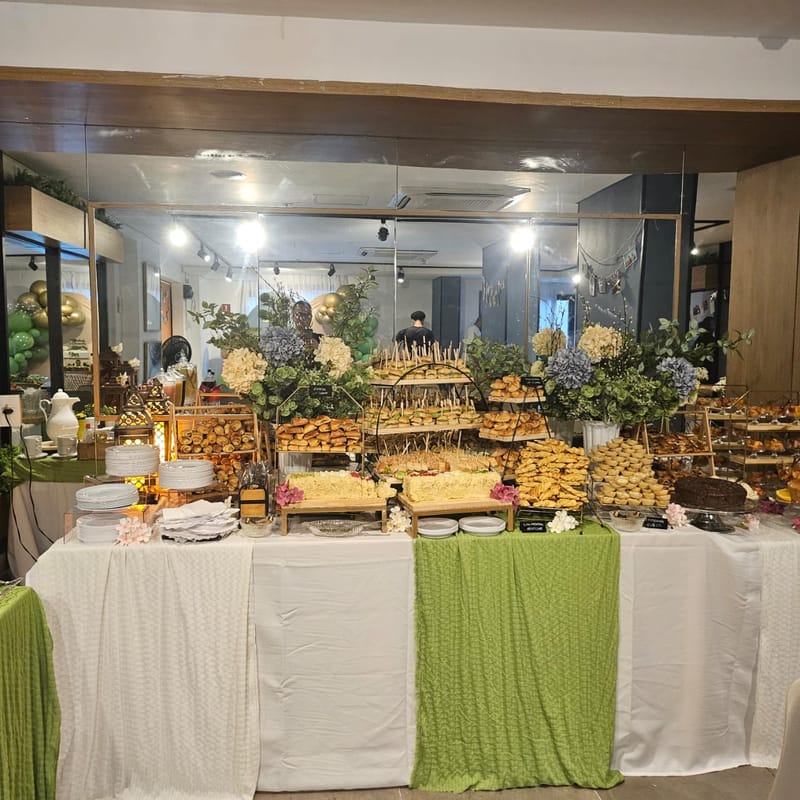 Buffet completo com decoração verde e branca