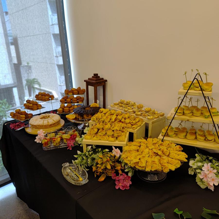 Mesa de coffee break corporativo montada em ambiente ao ar livre para evento em Niterói
