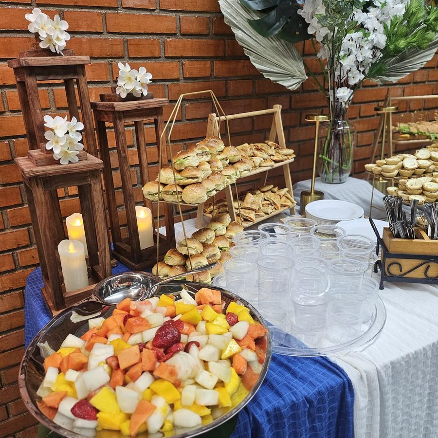 Mesa com frutas e lanches