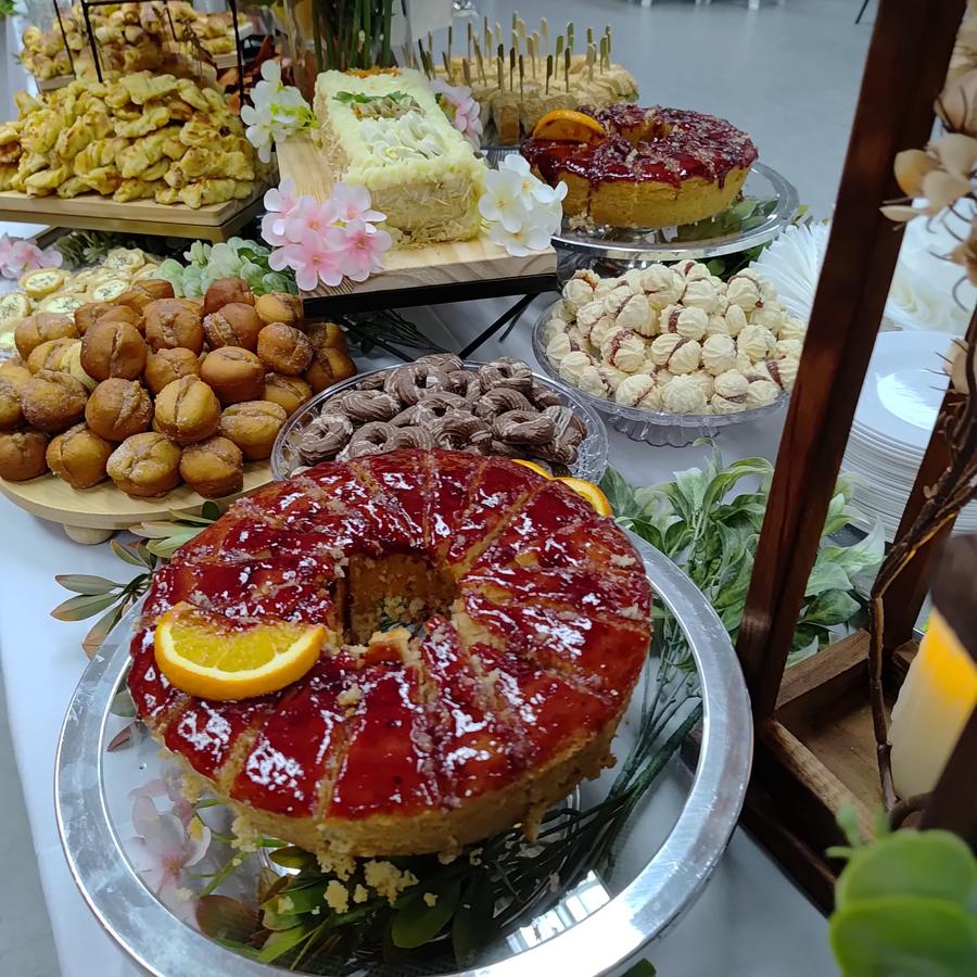 Mesa grande de coffee break montada para congresso de grande porte no Rio de Janeiro