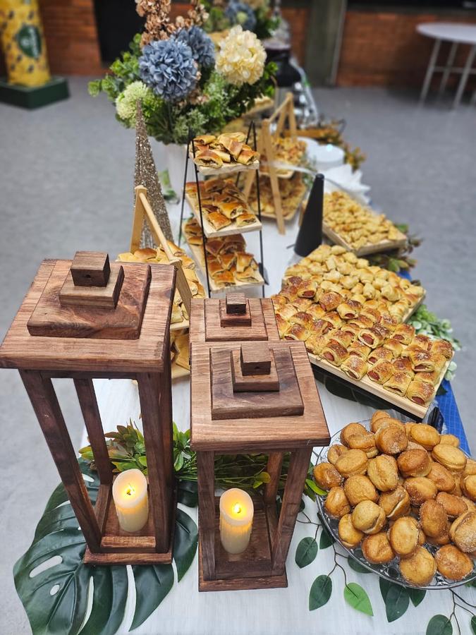 Mesa com lanternas decorativas