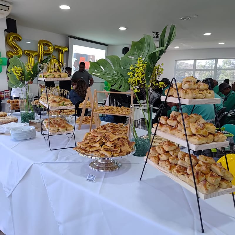 Mesa de coffee break corporativo decorada