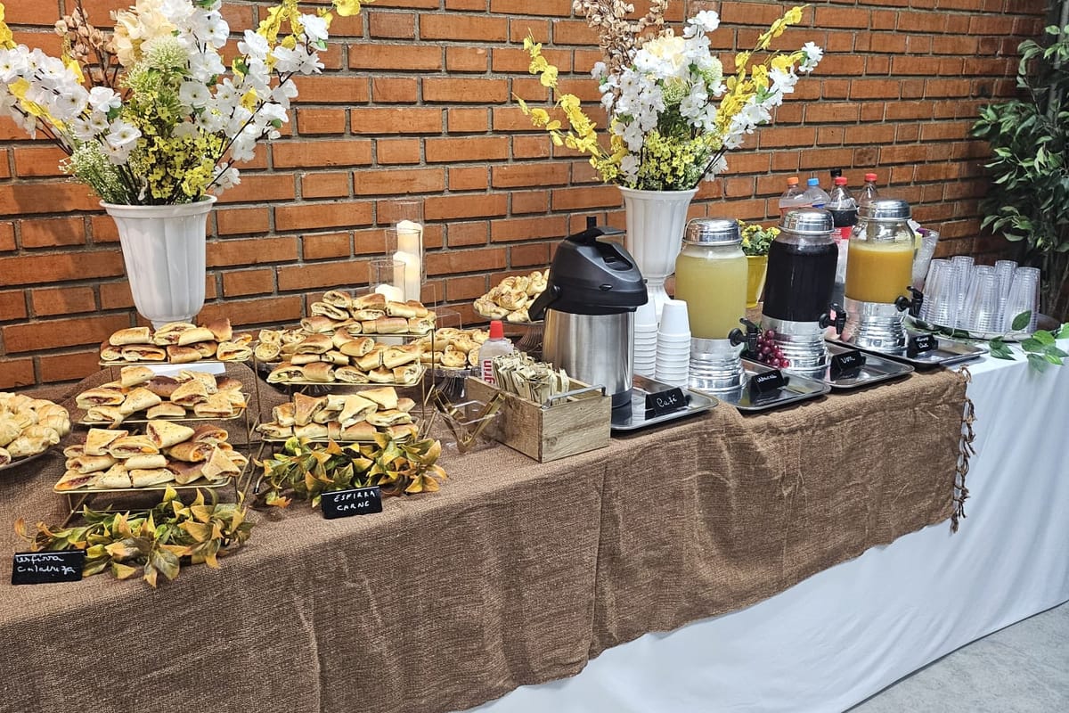 Mesa de coffee break corporativo