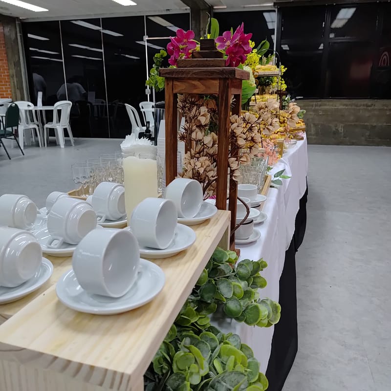 Mesa elegante com xícaras em perspectiva