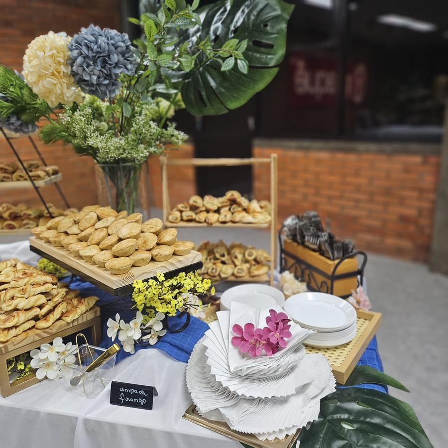 Mesa de coffee break corporativo com variedade de salgados