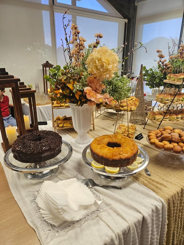 Mesa de bolos e sobremesas em espaço envidraçado